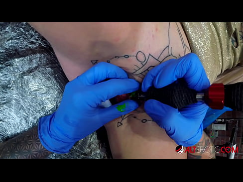 ❤️ Extremamente tatuada, a brasa Sully Savage fez uma tatuagem em seu clítoris ️❌ Porno real vídeo em porno pt-br.onlyindianpornx.ru ️❤